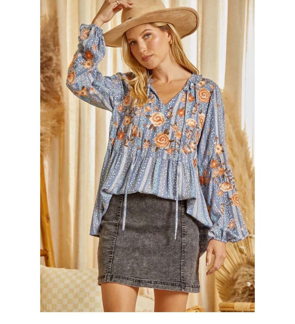Savanna Jane Women's Size S Blue Floral Embroidered Peasant Blouse Babydoll